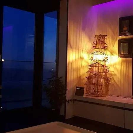 Modern Met Frontaal Zeezicht En Prive Parking