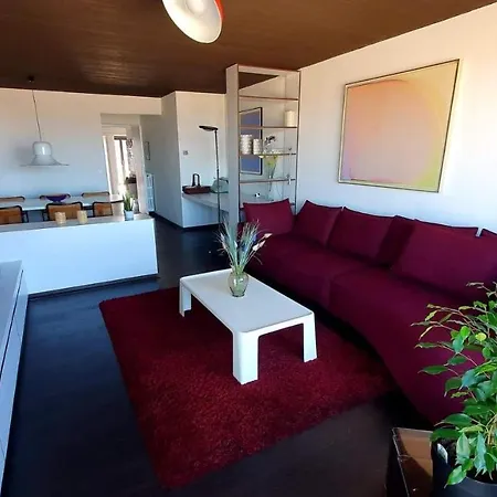 Modern Met Frontaal Zeezicht En Prive Parking *