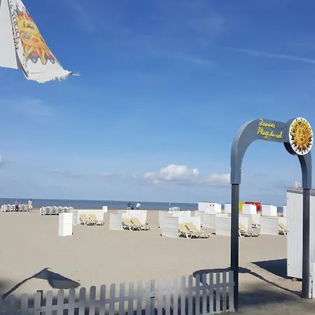 Modern Met Frontaal Zeezicht En Prive Parking Knokke-Heist