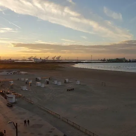 Апартаменты Modern Met Frontaal Zeezicht En Prive Parking Кнокке-Хейст