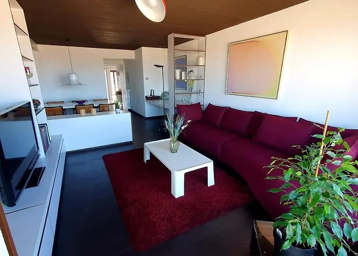 Modern Met Frontaal Zeezicht En Prive Parking *